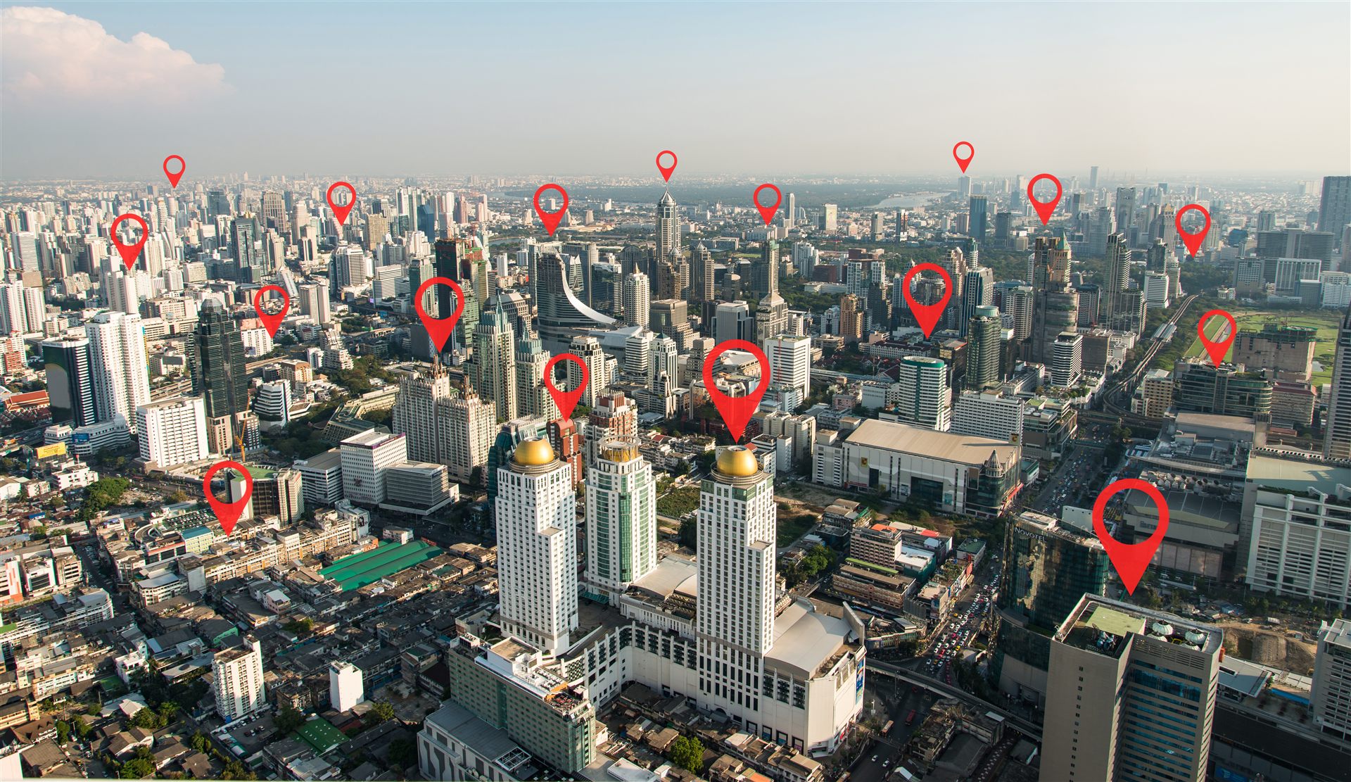 Pinezka lokalizacji nad mapą miasta - standaryzacja adresów