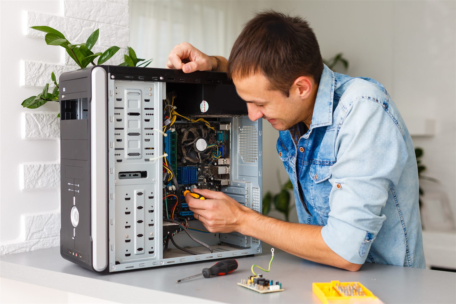 Technik serwisu IT naprawiający sprzęt komputerowy